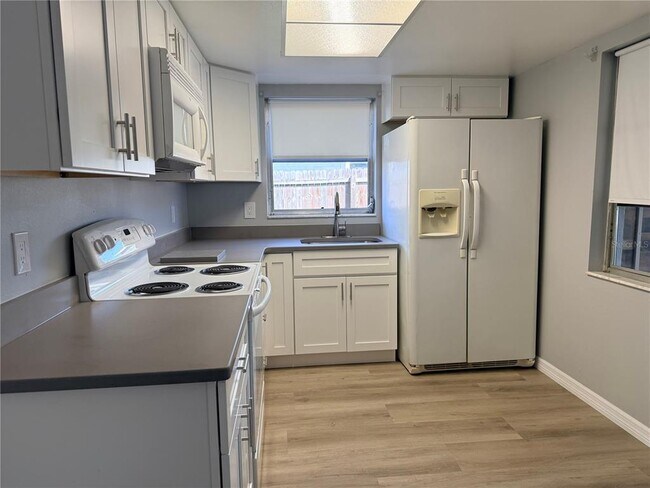 Building Photo - 8437 Luray Dr