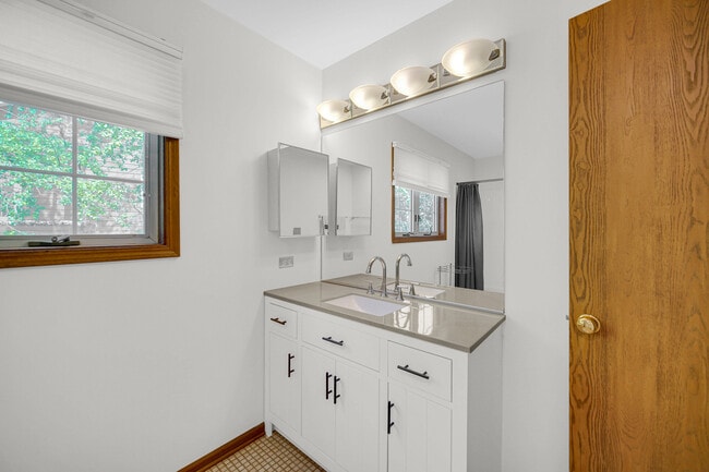 Building Photo - 1214 S Parkside Dr