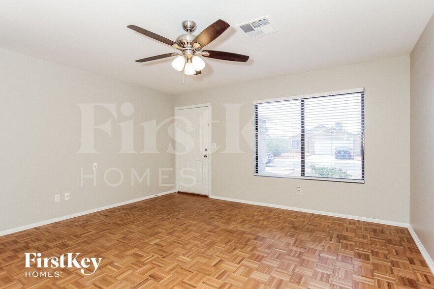 Building Photo - 3132 W Robin Ln