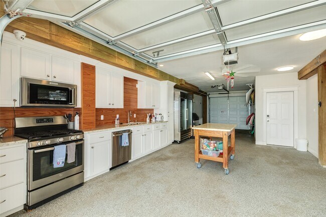 Building Photo - 9680 Airway Ln