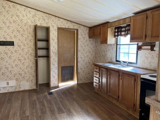 Building Photo - 470 Rentzel Rd