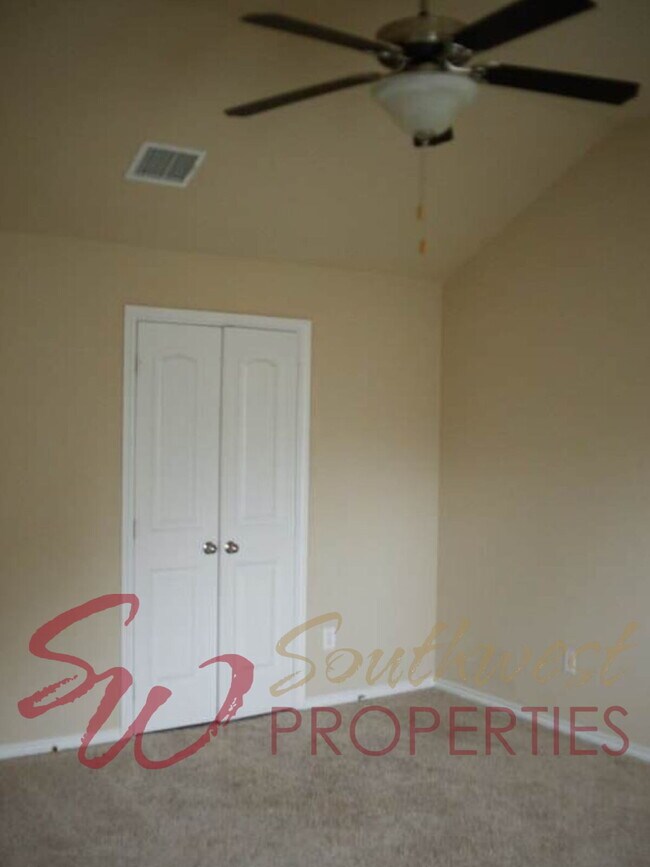 Building Photo - Spacious home in excellent area