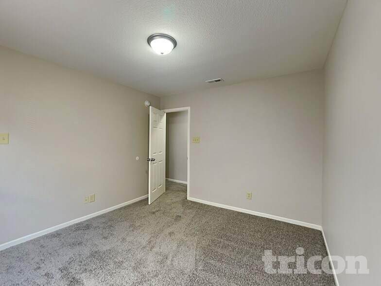 Building Photo - 8039 Retreat Ln