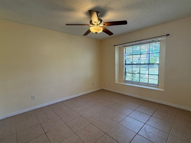 Building Photo - 4712 Dandelion Dr