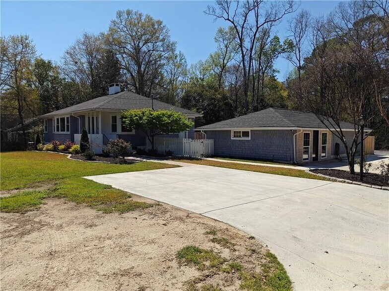 Building Photo - 810 Wesleyan Dr