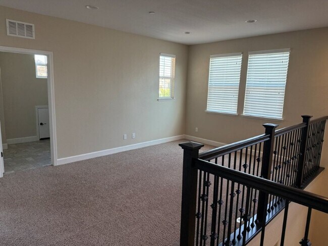 Building Photo - Newer Modern 4 Bedroom 3.5 Bath w/ Bedroom...