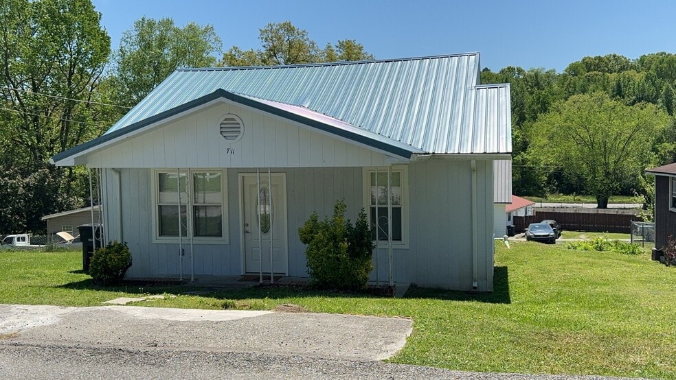 Building Photo - 711 Anton St