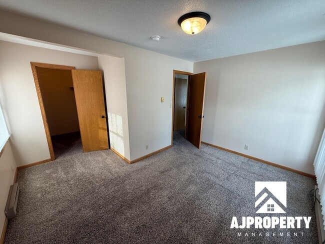 Building Photo - 812 Canyon Ave