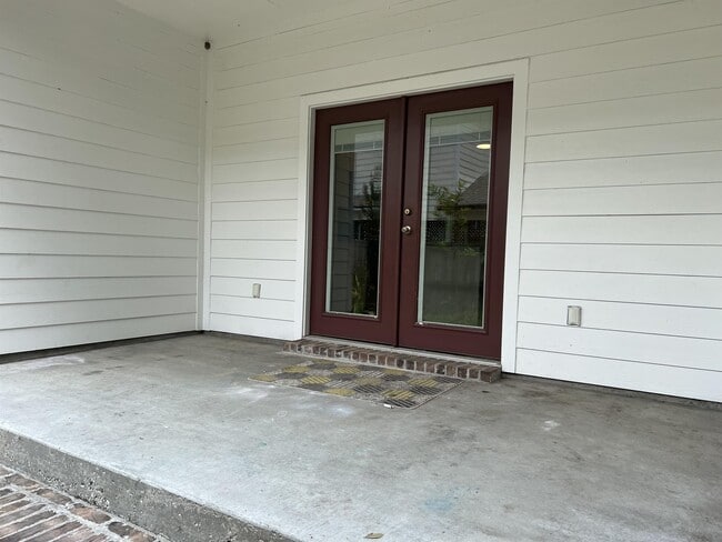 Building Photo - 108 Appleoak Ave