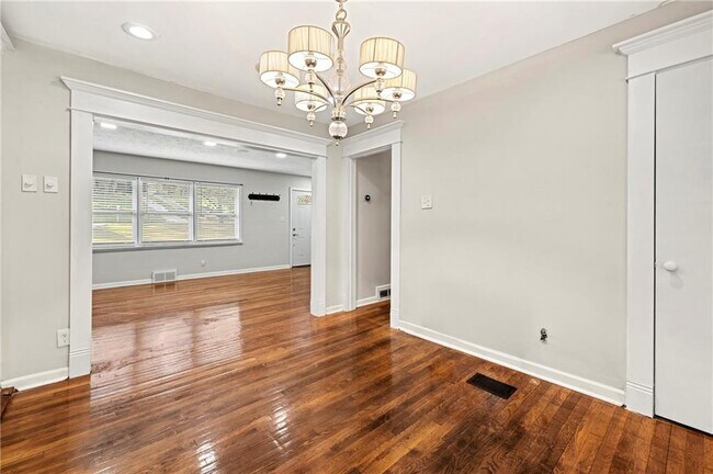 Building Photo - 2229 Beecher Cir SW