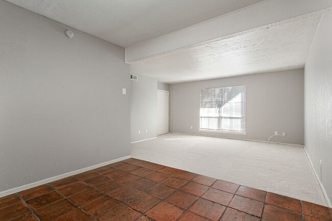 Building Photo - 10248 Regal Oaks Dr