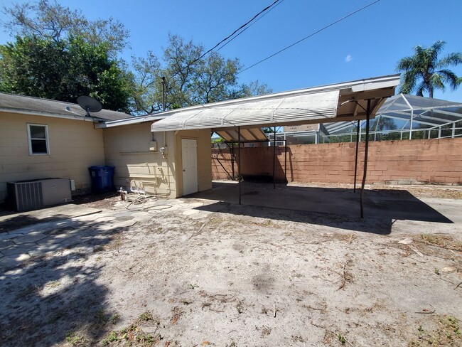 Building Photo - Two Bedroom House with carport