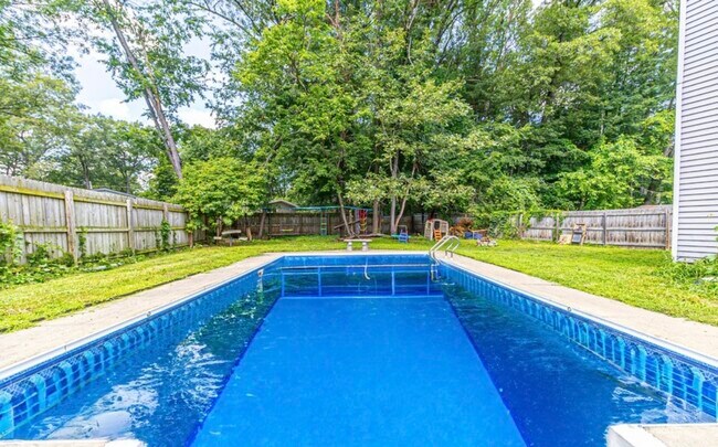 Building Photo - 16 Christina Ct