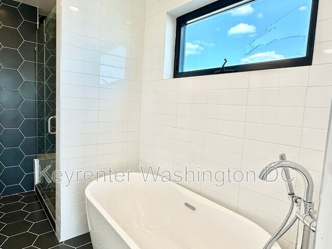 Building Photo - 1460 Belmont St NW