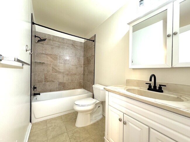 Building Photo - Charming Reston Townhome: Your Ideal Commuter's Haven