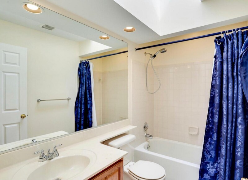 Building Photo - 1303 Fairlakes Pl