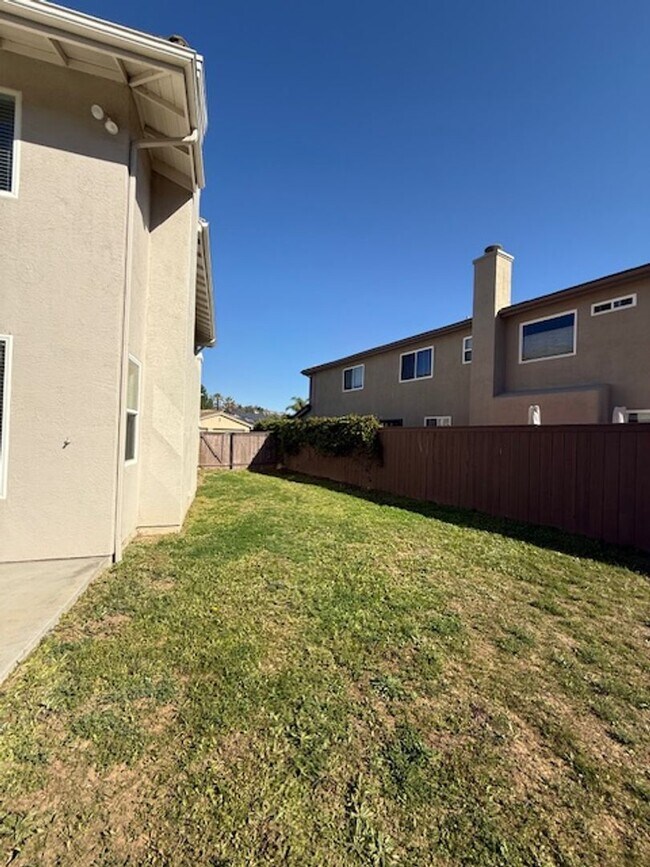 Building Photo - Very Nice 4 bedroom, 3 full bath home in much desired Lakeside neighborhood.