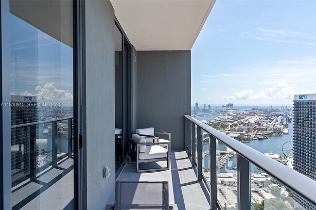 Building Photo - 601 NE 1st Ave