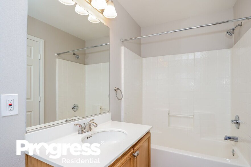 Building Photo - 9522 Green Spruce St