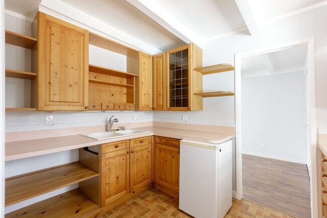 Building Photo - Spacious 5-Bedroom, 3-Bath Home with Pool ...