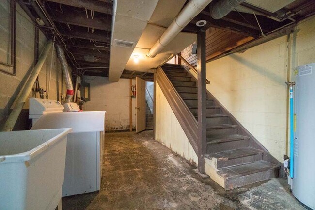 Building Photo - 2503 Iowa St