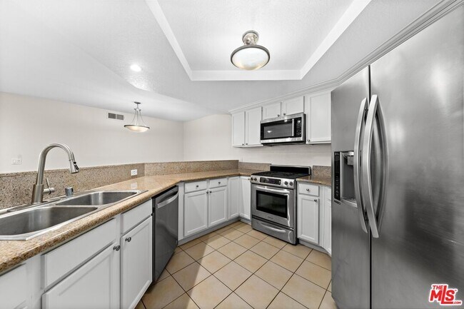 Building Photo - 1633 S Bentley Ave