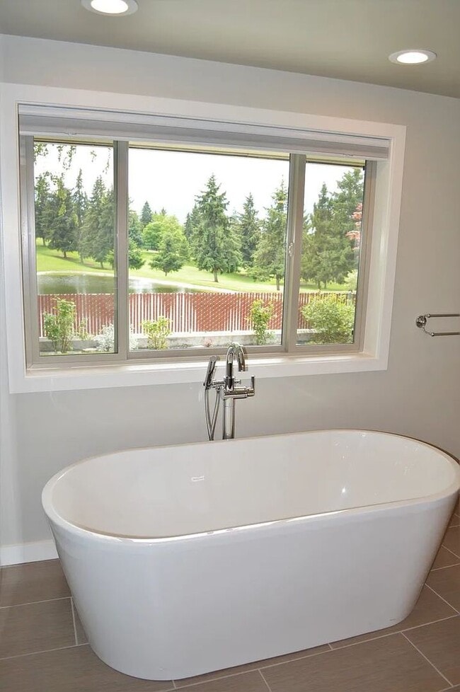 Building Photo - 4 Bedrooms, Pool & Golf Course Views!