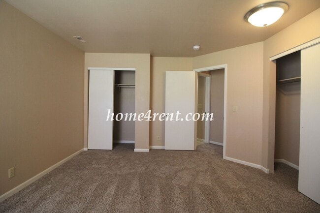 Building Photo - Cozy Olathe Ranch Style Home w/ Wood Floors!