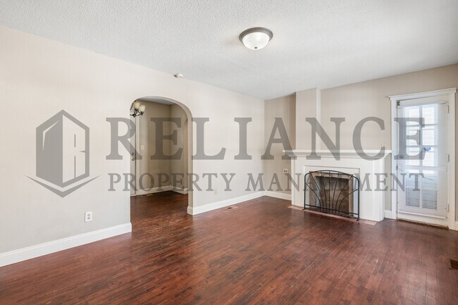 Building Photo - 4825 E Pine St