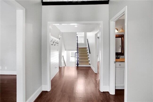 Building Photo - 455 Persimmon Ln