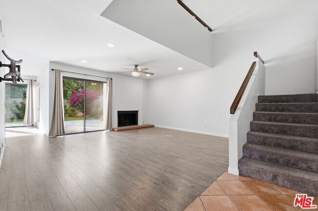Building Photo - 833 Shadow Lake Dr