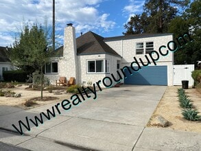 Building Photo - Three bed, Two Bath Home By UOP