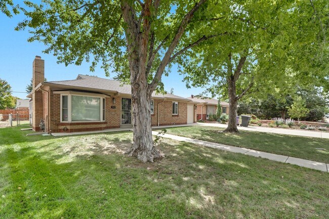 Building Photo - 2 bed 1 bath Ranch in Lowry in Denver