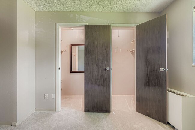 Building Photo - Move-In Ready 1-Bed Near Campus ***Applica...