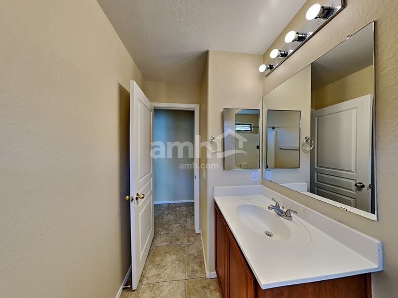 Building Photo - 16261 W Hope Dr