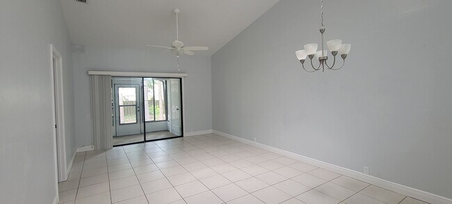 Building Photo - Beautiful and spacious remodeled unit