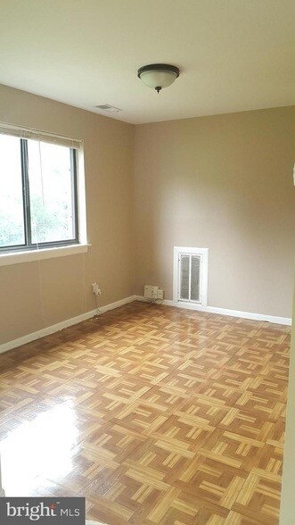 Building Photo - 6027 Majors Ln