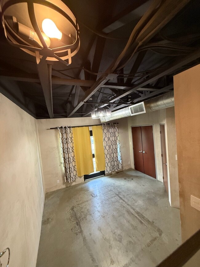 Building Photo - 825 W Daggett Ave