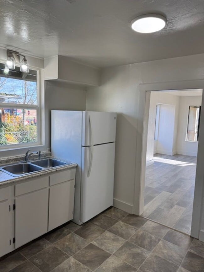 Building Photo - COZY CLASSIC HOME WITH FRESH UPDATES AND BUILT-INS