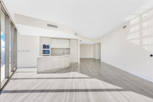 Building Photo - 18975 Collins Ave