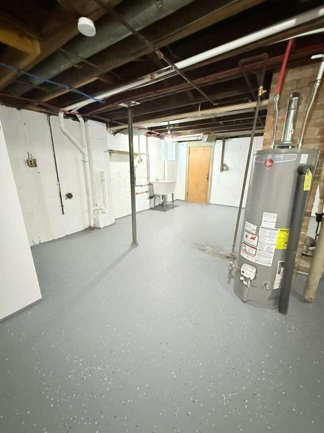 Building Photo - Spacious and beautifully updated 3-bedroom, 1.5-bath