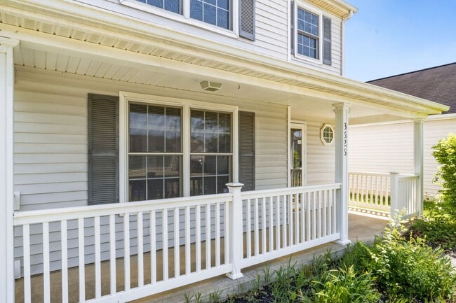 Building Photo - Spacious South Side Home with Garage!