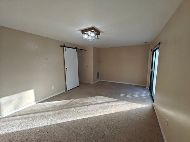 Building Photo - Multi unit townhome