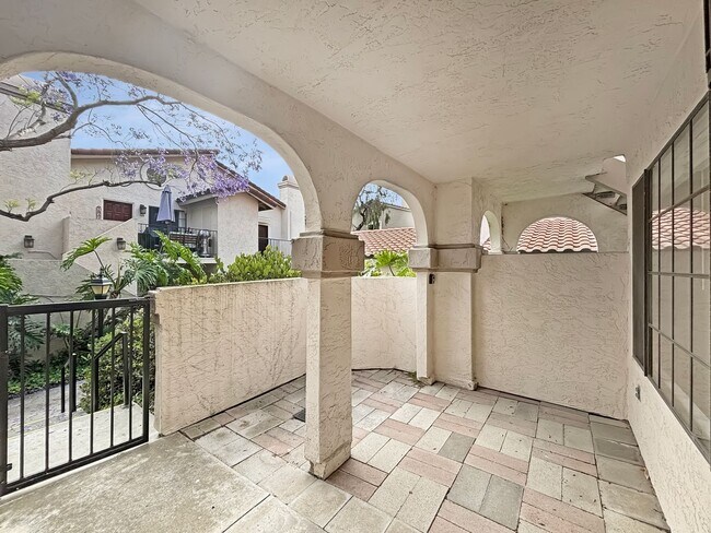 Building Photo - Charming 2BD/2BA Condo in La Jolla Village...
