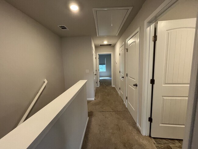 Building Photo - Townhome less than 2 miles from Downtown C...