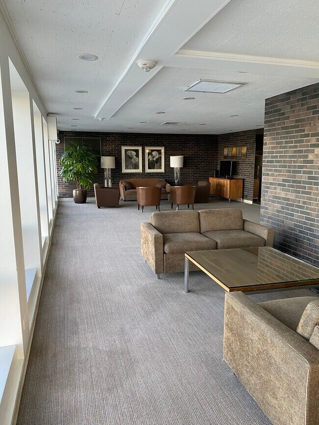 Building Photo - 260 E Chestnut St