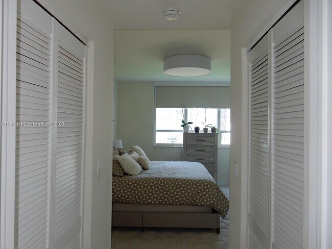 Building Photo - 801 Brickell Key Blvd