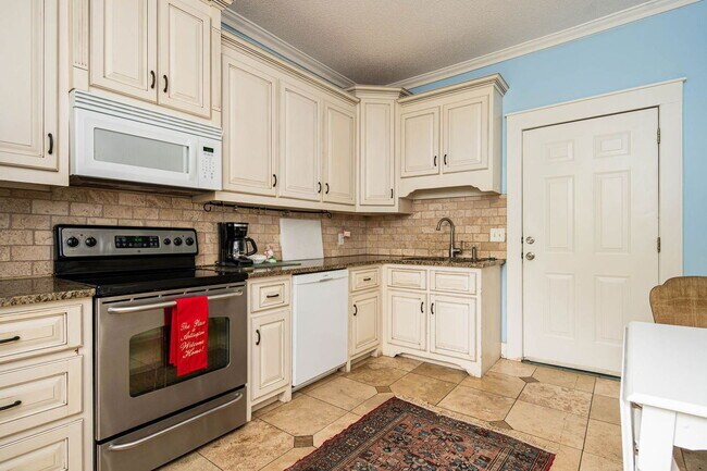 Building Photo - 664 Arlington Pl