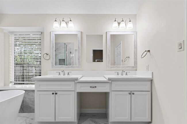 Building Photo - 11403 Lakewood Cove