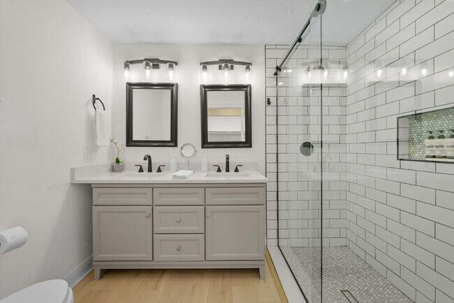 Building Photo - 522 31st St W